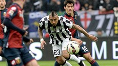 Arturo Vidal (vlevo) z Juventusu se snaží odpoutat od janovského Diega... Arturo Vidal (vlevo) z Juventusu se snaží odpoutat od janovského Diega...