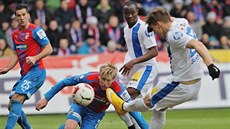 Plzeský fotbalista Frantiek Rajtoral sleduje, kam poletí mí z kopaky...