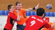 Maďarský házenkář v plzeňských službách Lászlo Ivászjuk odjazuje míč před... Maďarský házenkář v plzeňských službách Lászlo Ivászjuk odjazuje míč před...