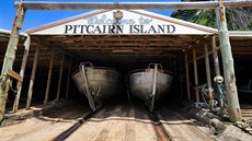 Lod v pístavu na Pitcairnu. Vtí pístav ani letit se na ostrvku postavit...