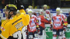 Litvínovský hokejista Viktor Hübl se raduje z vítzství nad Pardubicemi.