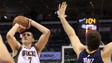 Ersan Ilyasova (vlevo) z Milwaukee střílí na koš Indiany, neubránil ho Damjan... Ersan Ilyasova (vlevo) z Milwaukee střílí na koš Indiany, neubránil ho Damjan...