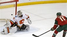 Zach Parise z Minnesoty pekonává brankáe Karriho Rama z Calgary.