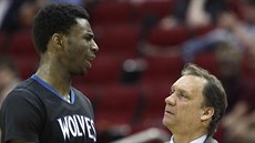 Andrew Wiggins z Minnesoty v rozhovoru se svým trenérem Flipem Saundersem. Andrew Wiggins z Minnesoty v rozhovoru se svým trenérem Flipem Saundersem.