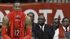 Dwight Howard z Houstonu eká na svj dalí vstup do zápasu s Minnesotou.