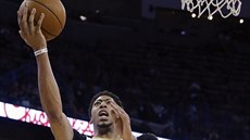 Anthony Davis z New Orleans letí ke koši Sacramenta. Anthony Davis z New Orleans letí ke koši Sacramenta.