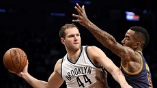 Bojan Bogdanovi (44) z Brooklynu pihrává kolem J. R. Smithe z Clevelandu.