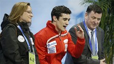 Javiér Fernandéz (uprostřed) se dozvěděl, že se stal krasobruslařským mistrem... Javiér Fernandéz (uprostřed) se dozvěděl, že se stal krasobruslařským mistrem...