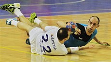 Lukáš Horký (vpravo) z Plzně a Petr Kichner z Frýdku-Místku v souboji o míč. Lukáš Horký (vpravo) z Plzně a Petr Kichner z Frýdku-Místku v souboji o míč.