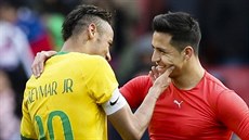 Brazilský útoník Neymar (vlevo) a chilský stelec Alexis Sanchez si povídají...