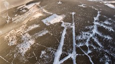 Jedny z nejdelších sjezdovek v Krkonoších najdou lyžaři na Černé hoře. Z výšky... Jedny z nejdelších sjezdovek v Krkonoších najdou lyžaři na Černé hoře. Z výšky...