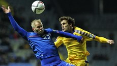 Islandský Eidur Gudjohnsen (vlevo) bojuje o balón s Kazachem Jurim Logvinenkem.