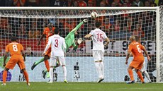NA MĚ SI NEPŘIJDETE. Turecký brankář Volkan Babacan zasahuje proti střele... NA MĚ SI NEPŘIJDETE. Turecký brankář Volkan Babacan zasahuje proti střele...