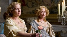 Kate Winsletová a Jennifer Ehle ve filmu Králova zahradnice (2014)