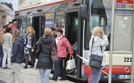 Trolejbusy nabraly zpodní, lidé marn vyhlíeli svj spoj. Ilustraní