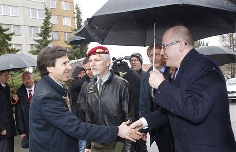 Premiér Bohuslav Sobotka se vítá s americkým velvyslancem Andrew Schapirem pi...