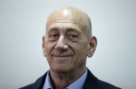 Bývalý premiér Izraele Ehud Olmert ped soudem v Jeruzalém (30. bezna 2015).