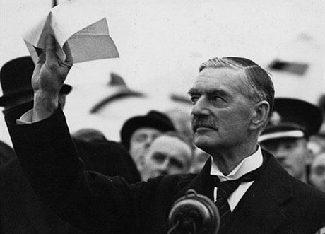 Britský premiér Neville Chamberlain ukazuje podepsanou Mnichovskou dohodu...