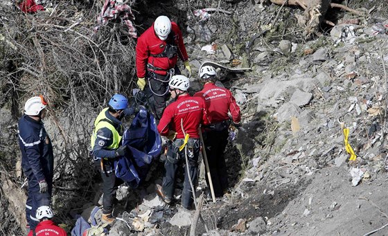 Záchranné týmy pátrají po obtech pádu airbusu Germanwings na jihu Francie (29....