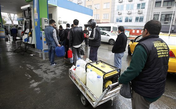 Obyvatelé Istanbulu ve front na benzin do generátor elektiny (31. bezna...