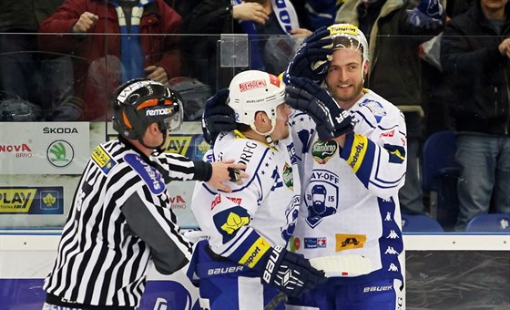 Brnntí hokejisté Malec a Káa (vpravo) se radují v utkání s Litvínovem.