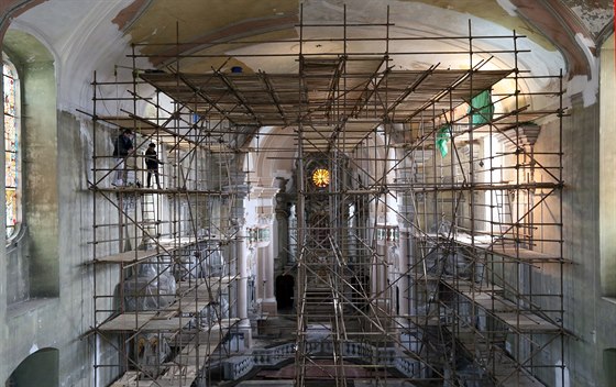 Interiér sedleckého kostela sv. Anny, kde zaala rekonstrukce za více ne...