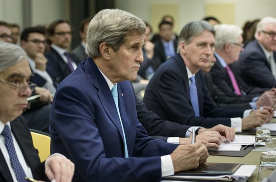 Americký ministr zahranií John Kerry (druhý vlevo) se úastní závrené fáze...