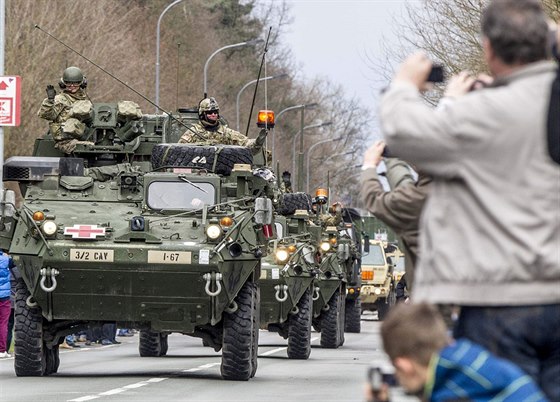 Konvoj americké armády pijídí do Pardubic (29. 3. 2015)