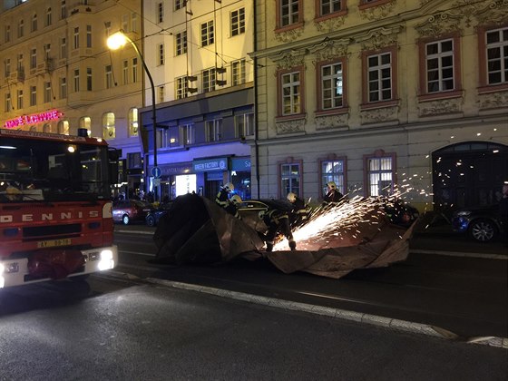 Hasii rozezávají plechovou stechu, která spadla na Národní tídu.