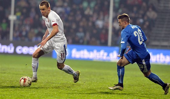 eský obránce Adam Hlouek (vlevo) a slovenský záloník Róbert Mak v pípravném...