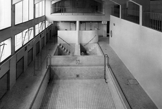 Mení bazén a otuovací vany na snímku z roku 1938.