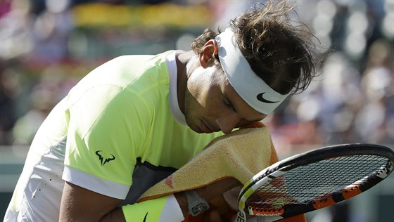 ZTRÁPENÝ AMPION. Rafael Nadal nezaívá píli úspné týdny.