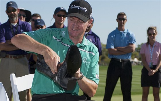Americký golfista Jimmy Walker se speciální trofejí pro vítze Texas Open -...