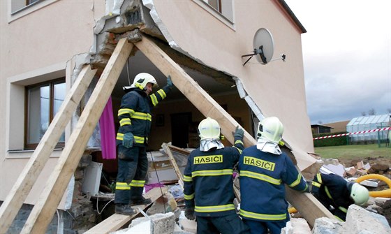 Nekvalitn postavené a patn zaloené stavb rodinného domu se utrhl roh. 