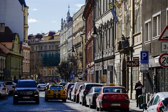 Na rozdíl od nedalekého Staromstského námstí není Dlouhá turistickou oblastí....