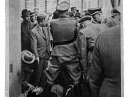 K. H. Frank nad mrtvými parašutisty. Pravoslavný chrám svatých Cyrila a...