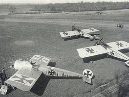 Momentka z nmeckého letit. Vepedu je Fokker E.II, vzadu Pfalz E.II a...