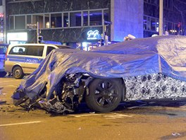 Dopravní nehoda testovacího vozu BMW s policejní dodávkou v nmeckém Stuttgartu...