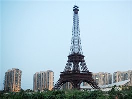 ínská kopie Eiffelovy ve v poloviní velikosti ve mst Chang-ou ve...