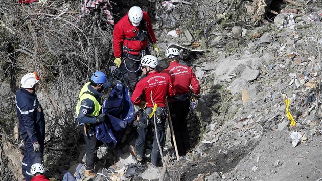 Zchrann tmy ptraj po obtech pdu airbusu Germanwings na jihu Francie (29. bezna 2015)