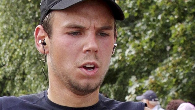 Kopilot zcenho airbusu Germanwings Andreas Lubitz na snmku z 13. z 2009, kdy se na letiti v Hamburku zastnil beckho zvodu.