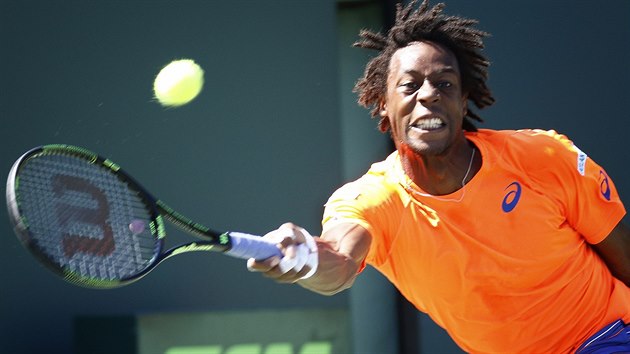 Francouzsk tenista Gal Monfils v utkn s Tomem Berdychem.