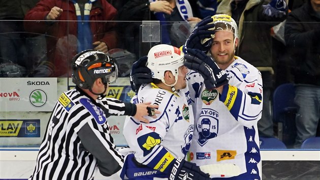 Brnnt hokejist Malec a Ka (vpravo) se raduj v utkn s Litvnovem.