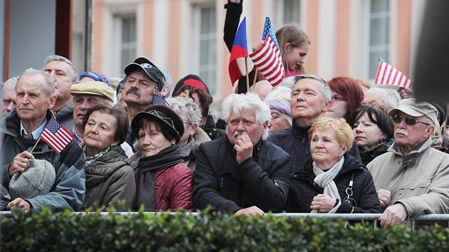 Pslunci konvoje americk armdy, kter 1. dubna 2015 projede skrz Plzesk kraj, v ele s velitelem konvoje Timothym Paymentem a s velvyslancem USA Andrewem H. Schapirem a kardinlem Dominikem Dukou navtvili Plze, aby tu poloili pamtn vnce u pomnku Dky, Ameriko!