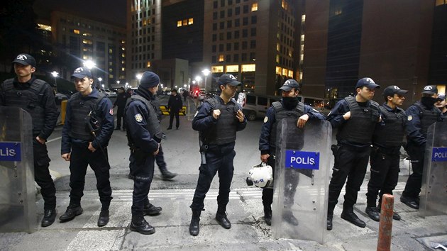 Turet policist ped soudnm palcem v Istanbulu, kde nosci zajali alobce (31. bezna 2015).