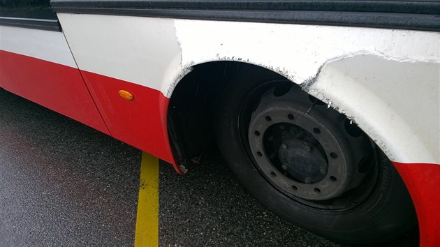 Autobusu slo 167 plnmu lid za jzdy upadlo kolo. idie na zvadu upozornili a cestujc.