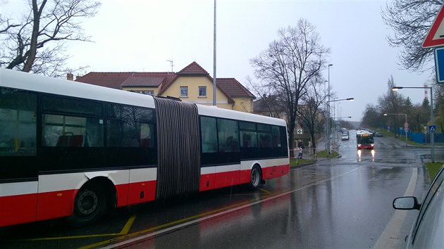 Autobusu slo 167 plnmu lid za jzdy upadlo kolo. idie na zvadu upozornili a cestujc.