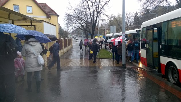 Autobusu slo 167 plnmu lid za jzdy upadlo kolo. idie na zvadu upozornili a cestujc.