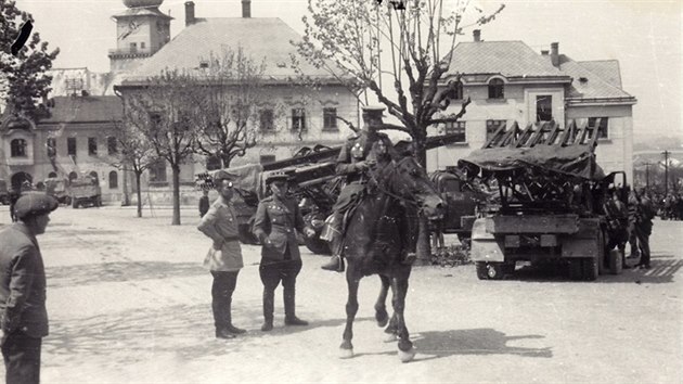 Snmek zachycuje sovtsk vojky na rskm nmst v kvtnu roku 1945. Kaue v pozad byly nameny v palebnm postaven na Zelenou horu. V t oblasti se mla stle ukrvat jednotka SS. Nkte nmet vojci se jet nkolik dn skrvali v okolnch lesch. Poslednho zbloudilho nali 14. kvtna. ekala ho poprava.