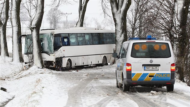 Autobus narazil u Podna do stromu, v nemocnici skonilo devt lid.